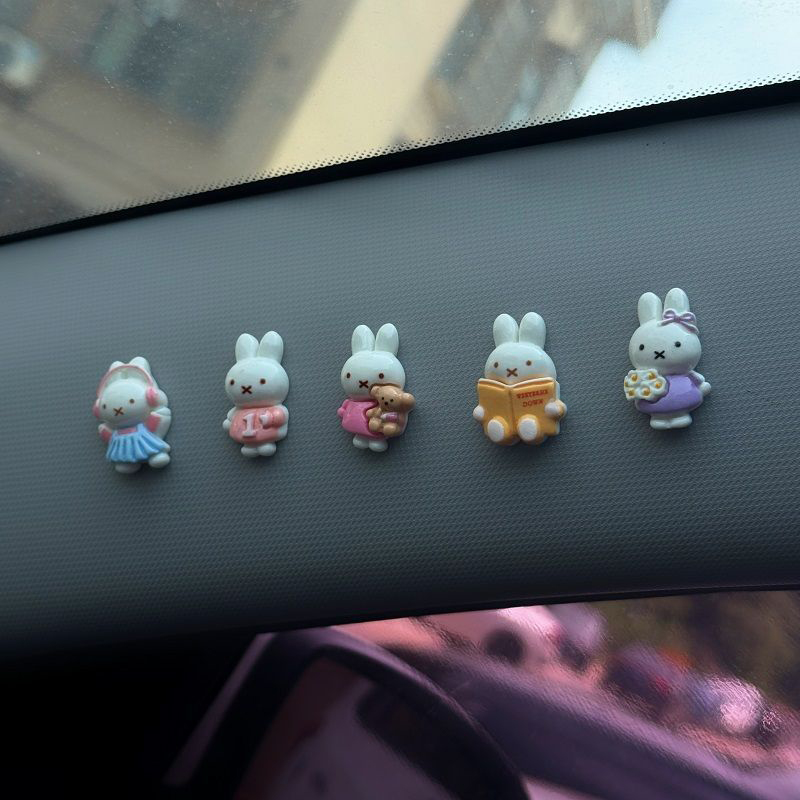 Car Accessories Girly - Kawaii Miffy Mini-Figur Auto-Armaturenbrett-Ornamente Harz-Puppe Auto-Innendekoration
